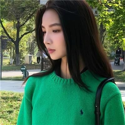 玻璃橱窗中的姑娘